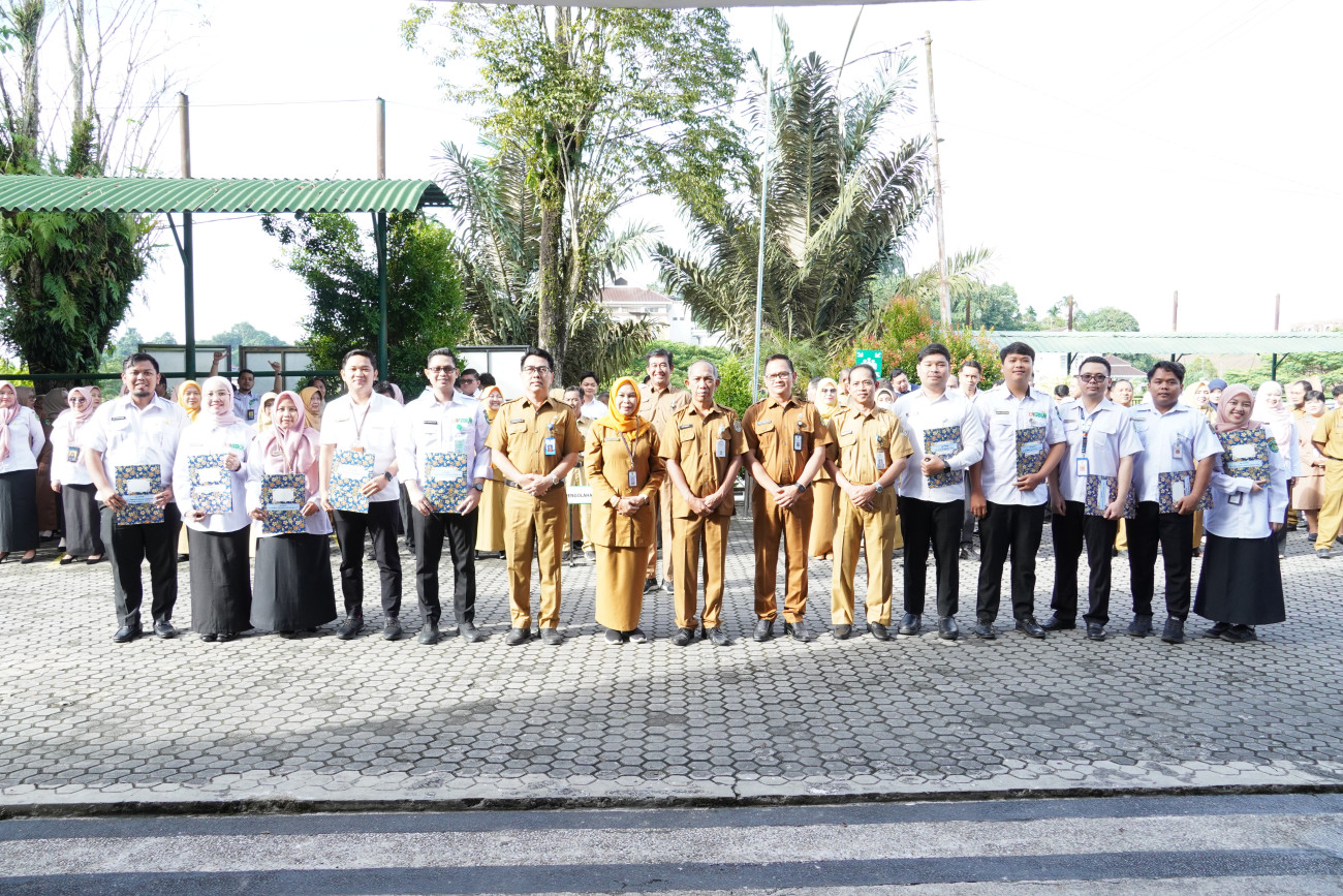 Disbun Mantapkan Kinerja dan Serahkan SK PPPK Tahap II untuk 10 Tenaga Non ASN