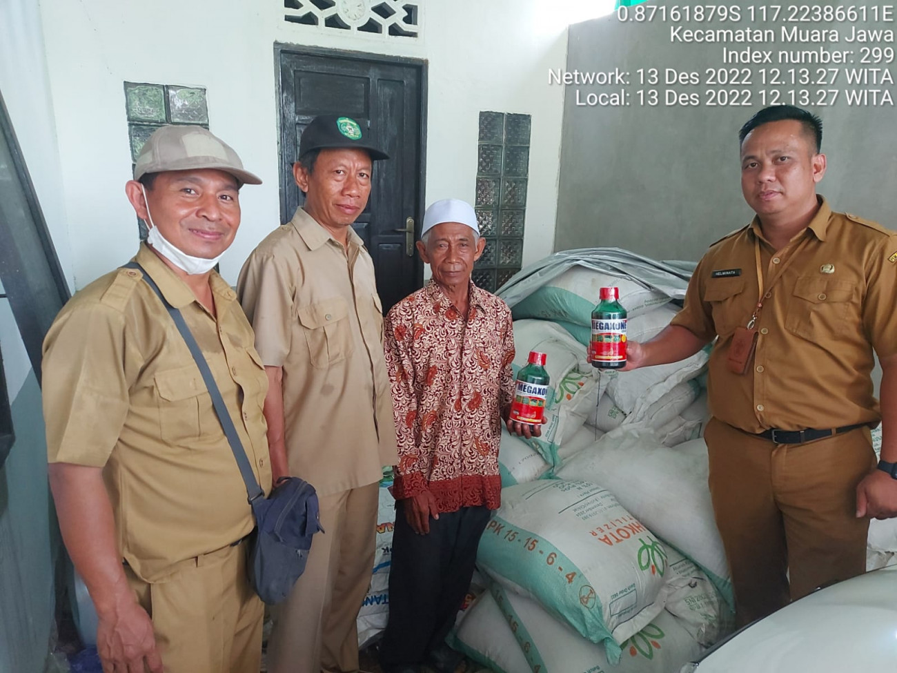 Disbun Serahkan Bantuan Pemeliharaan BPT dan PIT Kelapa 12 Hektar di Kukar