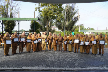 Plt. Kadisbun Kaltim Serahkan Penghargaan Pegawai Berprestasi dan Tekankan Badai Efisiensi Anggaran Tahun 2026