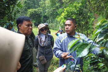 Disbun Tinjau Proses Pengolahan Kopi di PT JPLM Jawa Barat